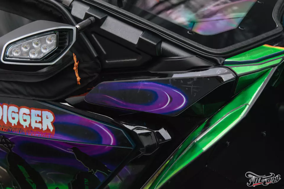 Оклеили багги BRP CAN-AM Maverick R X RS в яркую винилографию!